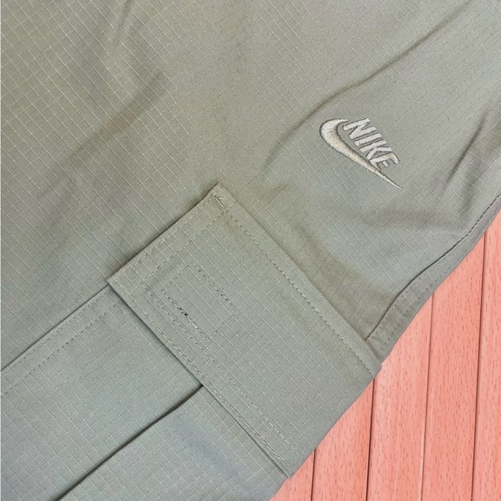 Nike Men's green Cargo Pants - Picture 2 of 6